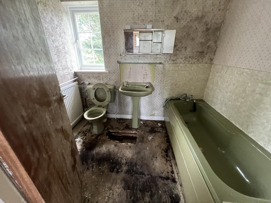 Lot: 143 - WATER-DAMAGED DETACHED PROPERTY FOR REFURBISHMENT - General view of family bathroom